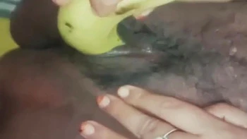 Tia peluda brinca com banana e o marido