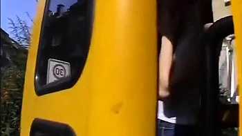 Süße 18-jährige Minette liebt großen Schwanz draußen