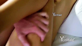 Худая волосатая подросток Марион дрочит киску