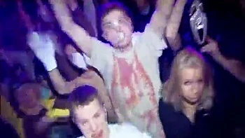 Rubia amateur con culo grande folla y se masturba