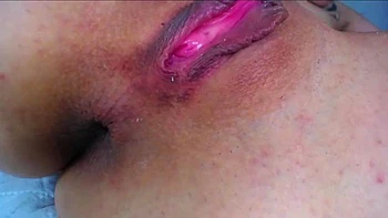 Крупный план мастурбации киски с большой попой