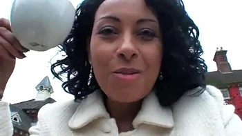 Britische Milf reizt und wichst draußen