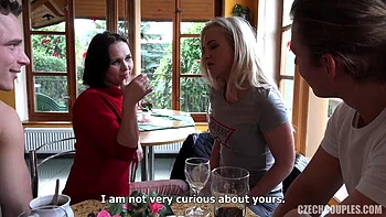 Amateur Gruppensex mit Blasen und Anal