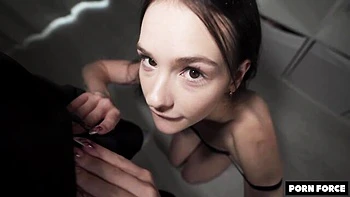 Novinha magra de 18 fodida com pau grande