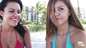 Азиатка с магической киской делает минет на улице втроём