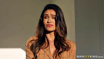 Брюнетка с голой попой получает лицо и трах в догги