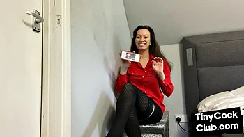 Elegante Schlampe erniedrigt Typen mit kleinen Schwänzen