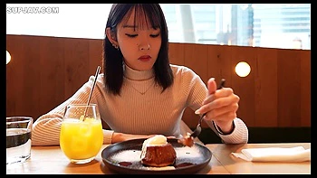 Азиатка-любительница делает минет и лижет киску