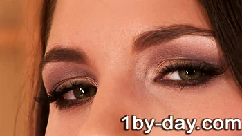 Венгерская брюнетка в одиночку трахает свою жопу с пробкой