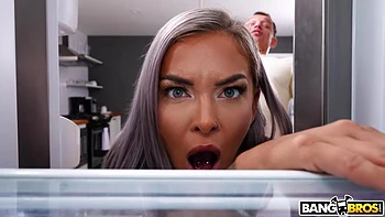 Stiefschwester lutscht Schwanz und wird hart gefickt auf Party