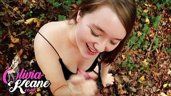 Echte 18-Jährige lutscht geil und schluckt