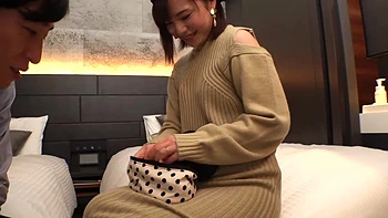 Japanische Milf um 30 fickt zum Höhepunkt