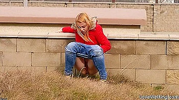 Verrückter interracial Fetisch-Sex mit Pissen und Rimming