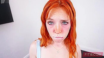 Rothaariges Fitnessgirl lutscht dicken Schwanz POV