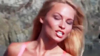 CJ Parker de Baywatch con tetas enormes