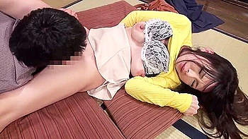 Milf asiática careca fodida forte com gozada interna