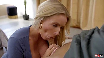 Danielle Renae fickt ihre enge Fotze nach dem Blasen vom Stiefsohn