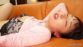 Asiatisches Teen mit brauner Mähne ficken und Arsch zeigen