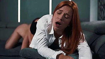 Dominadora lésbica Amirah fode a escrava Clemence