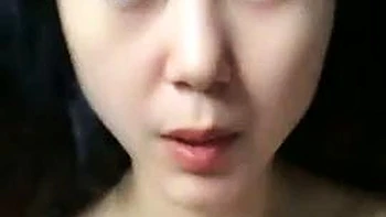 Grosse poitrine asiatique se branle seule