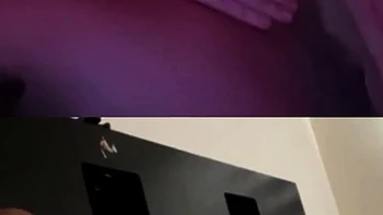 Teen wichst mit Dildo vor der Webcam