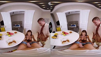 Мачеха сосёт и трахает в позах догги и наездницы в VR