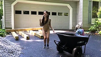 Freya Von Doom y sus juguetes en el culo joven detrás de cámaras