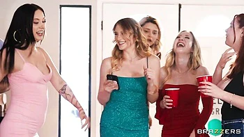 Melody Marks curvilínea chupando y follada a cuatro