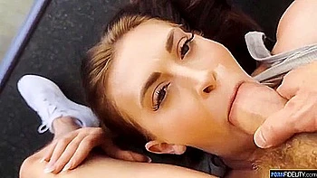 MILF peituda na academia com roleplay e boquetes fundos