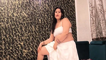 Indian Brunette Fingerfucking Her Big Ass Pussy