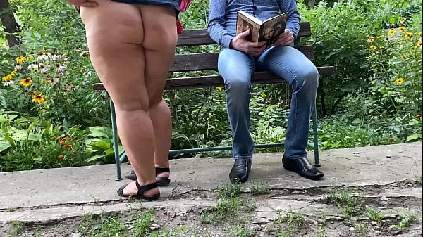 Big ass milf pee next to me in the park on a bench