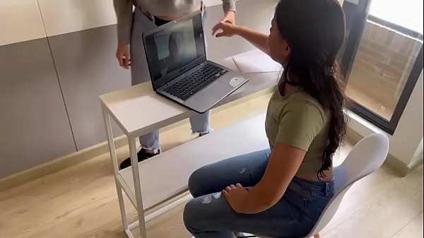 Dejo la Cámara de la reunión de trabajo mientras mi novia me lame el coño.