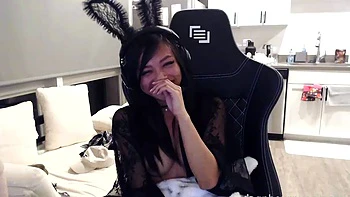 Teen Amateur Masturbates Hot on Webcam