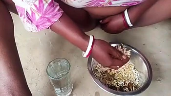 Busty Desi Bhabhi Plays While Eating
